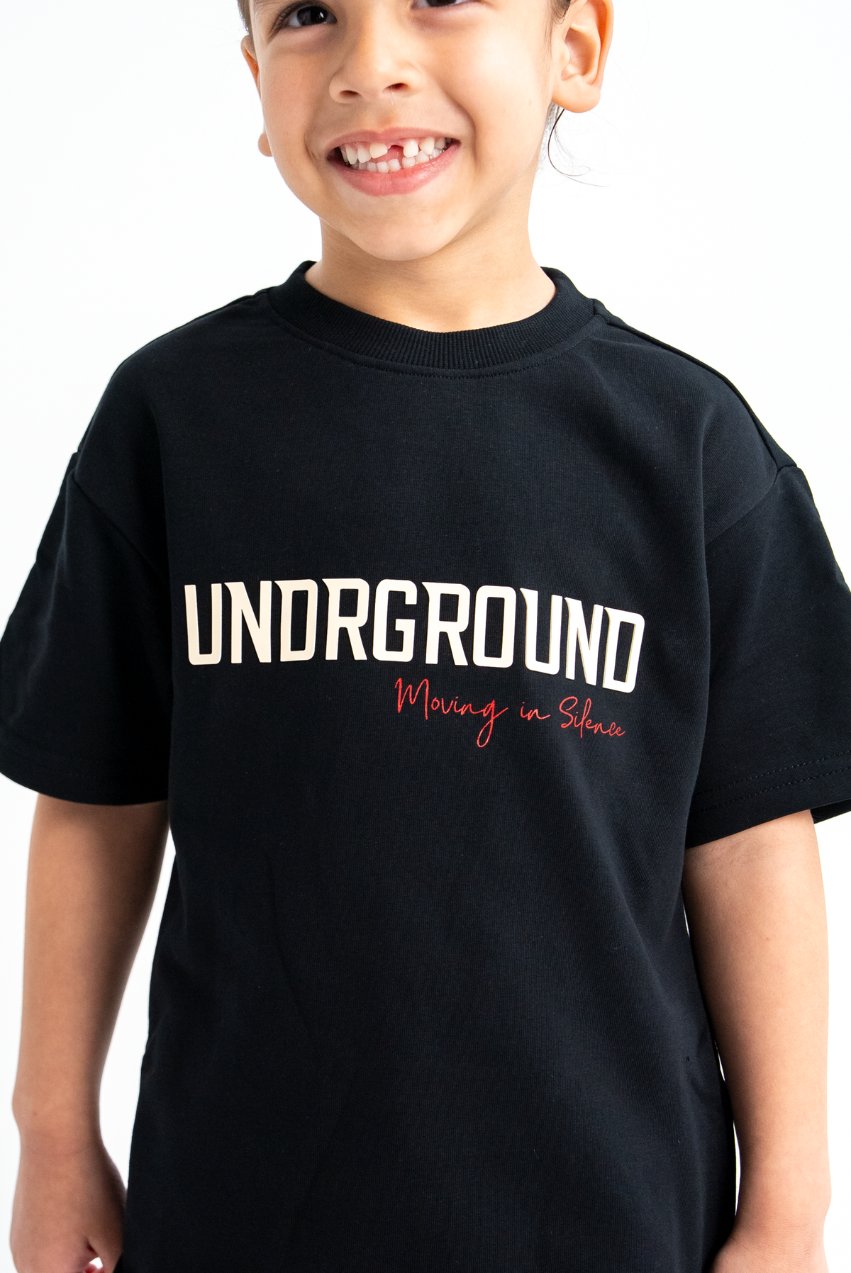 KIDS MOVING IN SILENCE TEE x BLACK